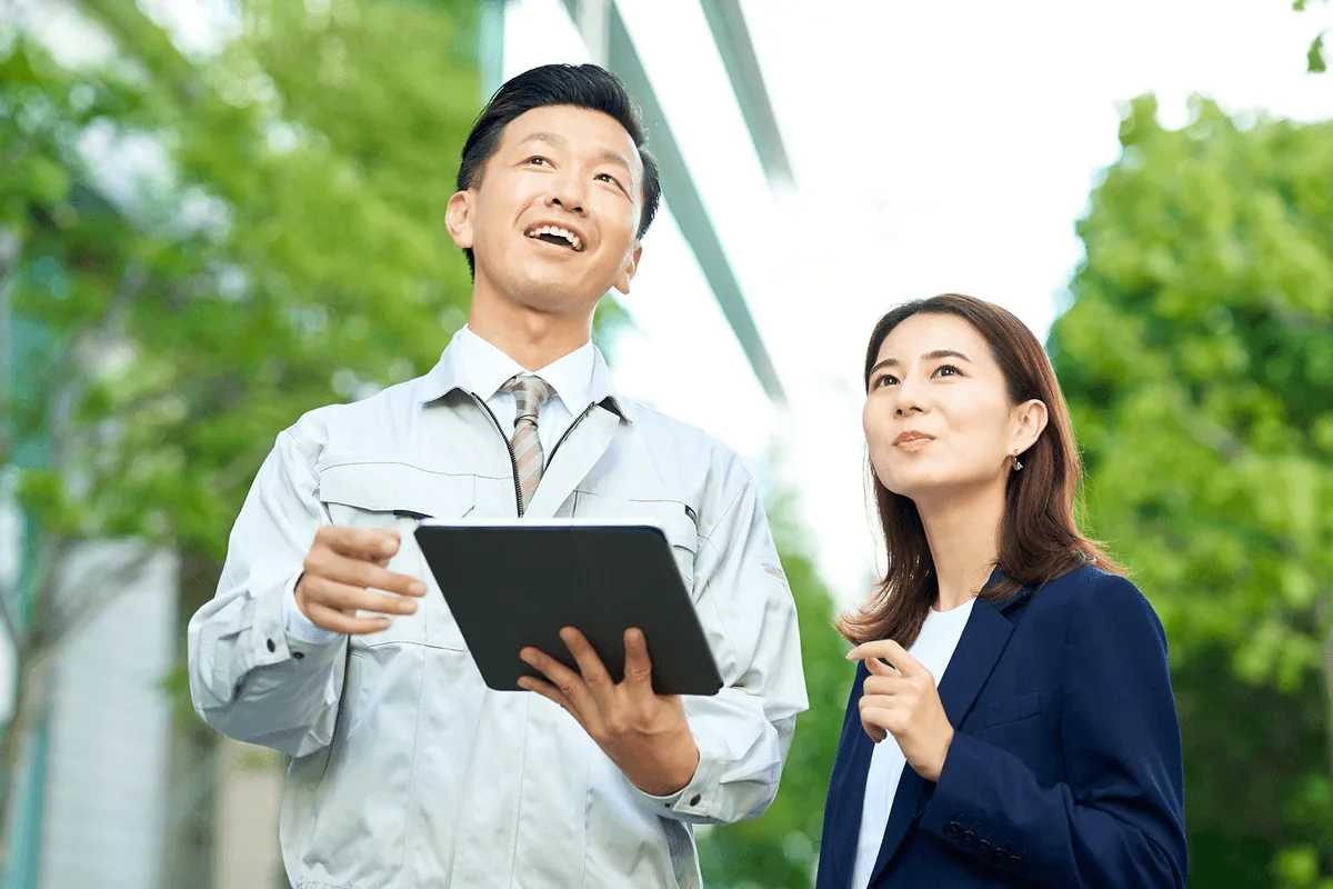 物件を確認する不動産の担当者