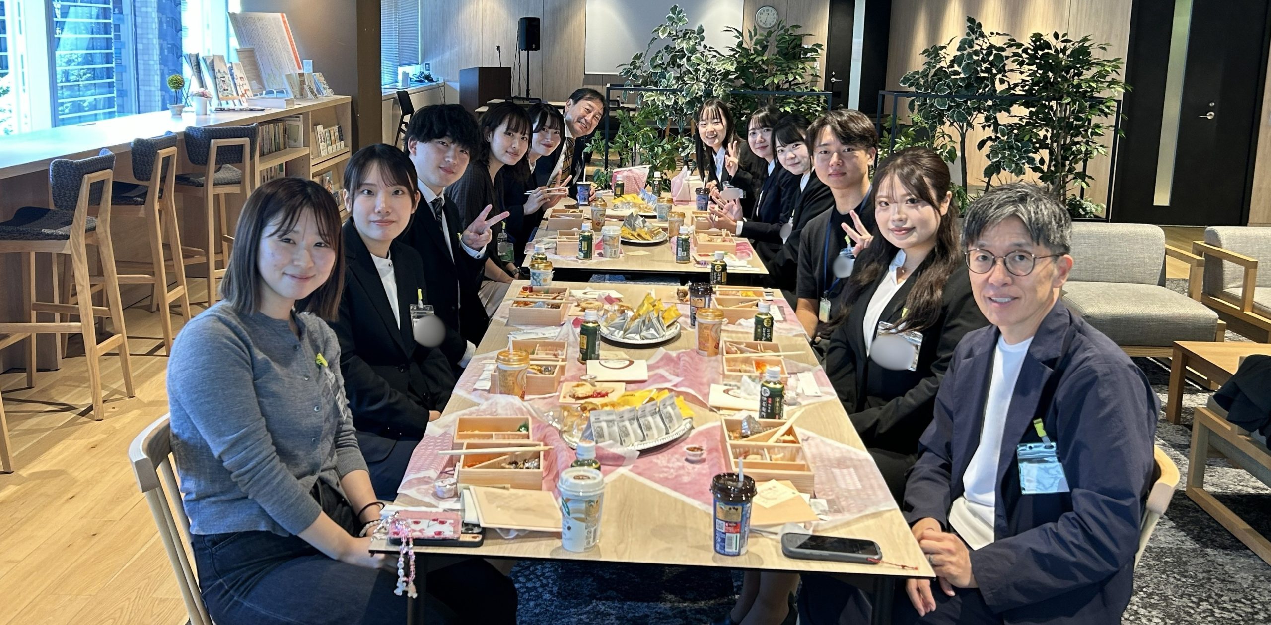 【27卒内定式】「誰も成し得ていない世界をつくろう」——想いを込めたオリジナル内定証書を手にした8名の仲間が、鎌倉新書へ！